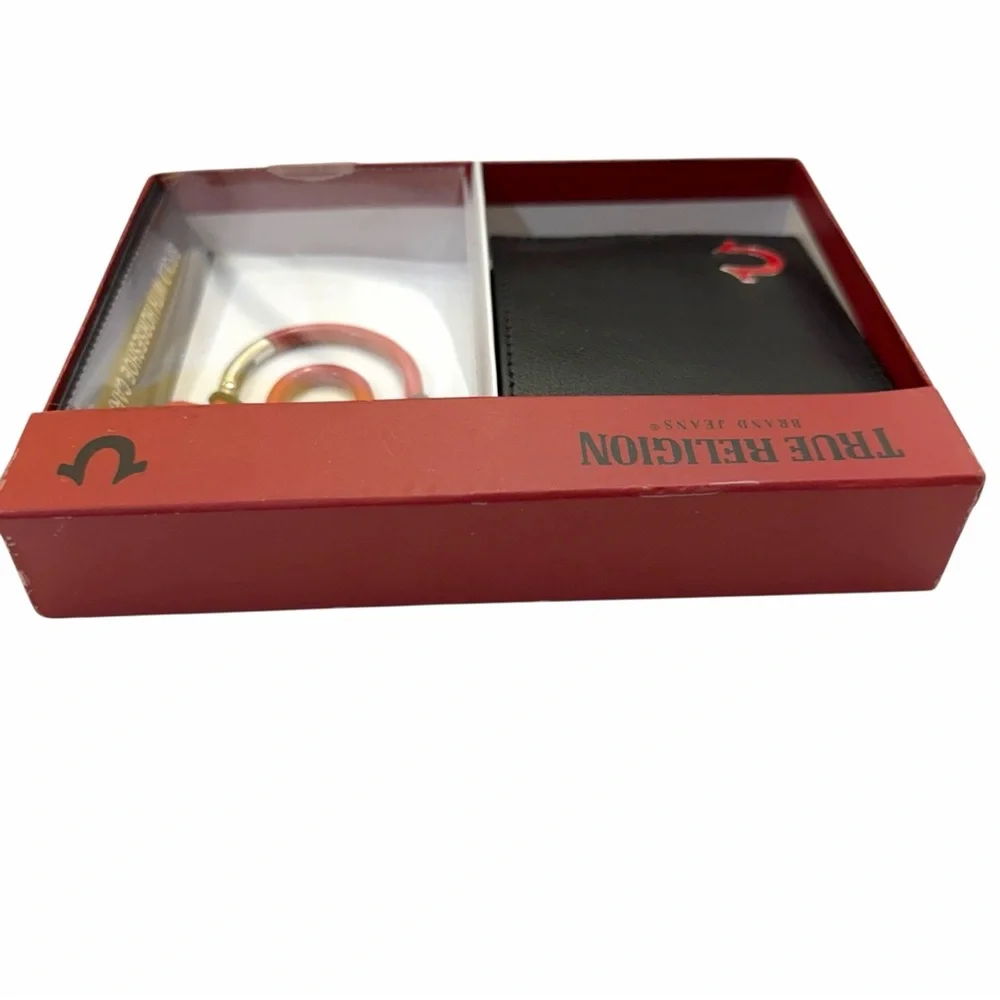 NIB True Religion Men’s Black Leather Bifold Wallet Red Horseshoe Carabiner Set